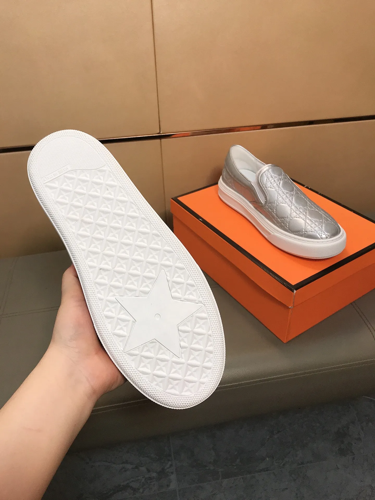 Factory price 400 🔥🔥 (Dior) new men's casual sports shoes 👣 Full of charm, luxury style gentleman's shoes Upper: Made of embossed cowhide imported from Italy, breathable leather lining. Brand wear-resistant soles; with classic logo💋The whole pair of shoes is fashionable and casual without losing high-end style🎈🎈Size: 39-44 (45.46 can be customized)